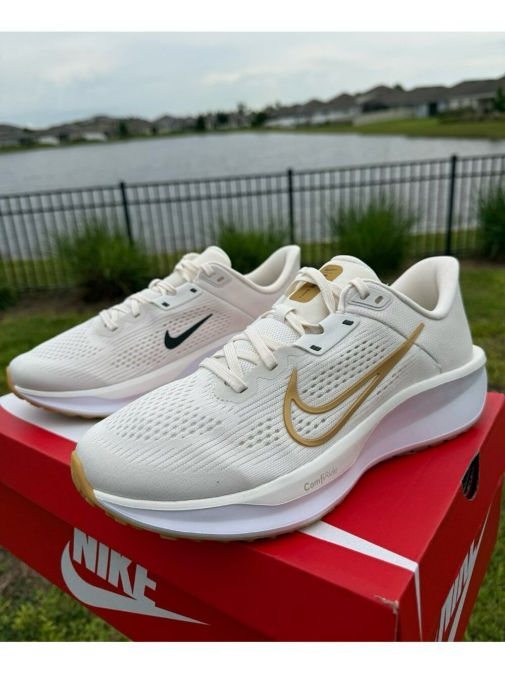 * 10 WOMEN'S NIKE QUEST 6 PHANTOM / BEIGE GOLD BLACK FD6034-003 RUNNING SHOES - Picture 2 of 8